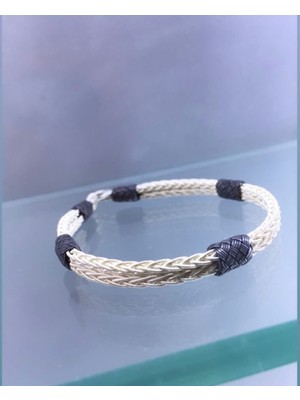 Normadia El Işlemeli Gümüş Bileklik, Siyah ve Beyaz Renk, Zarif Tasarım