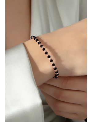 Normadia Siyah Onix ve Rose Dorika Detaylı Kadın Gümüş Bileklik, Şıklığa Tamamlayıcı Aksesuar