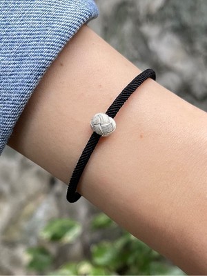 Normadia Şık Gümüş Kazaziye Top Detaylı Siyah Bileklik, Zarif ve Modern Tasarım