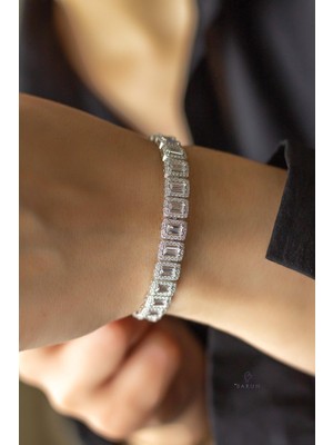 Normadia Şık Kare Su Yolu Zirkon Taşlı Gümüş Bileklik