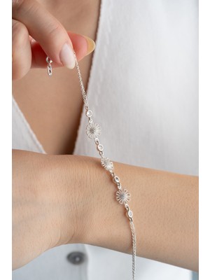 Normadia 925 Ayar Gümüş Çiçek Sıralı Bileklik, Şıklığın ve Zarafetin Simgesi