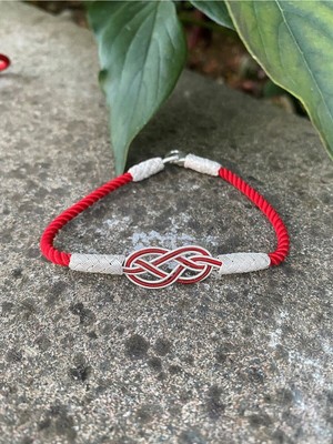 Normadia Kırmızı Düğüm Gümüş Bileklik, Zarif ve Şık Takı Tasarımı