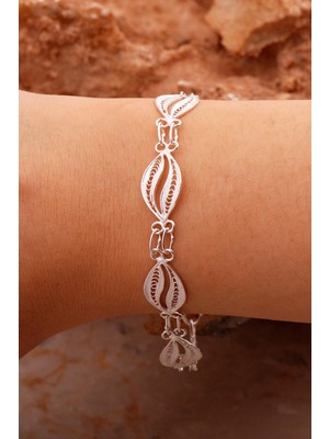 Normadia El Işlemeli Gümüş Bileklik, Zarif ve Şık Takı Tasarımı