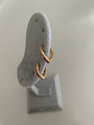 Normadia Şık Üçgen Zirkon Taşlı Gold Küpe, Zarif ve Modern Takı Tasarımı