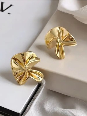 Normadia Şık Asimetrik Kadın Küpe, Modern ve Özgün Takı Tasarımı