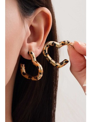 Normadia Şık Leopar Desenli Kalp Küpe, Modern ve Çekici Takı Tasarımı