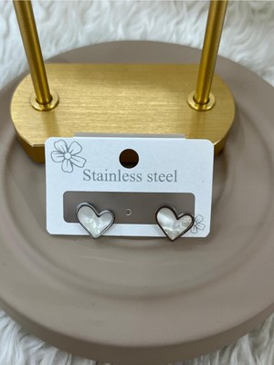 Normadia Parlak Beyaz Kalp Tasarımlı Şık Metal Küpe, Zarif Takı Seçeneği