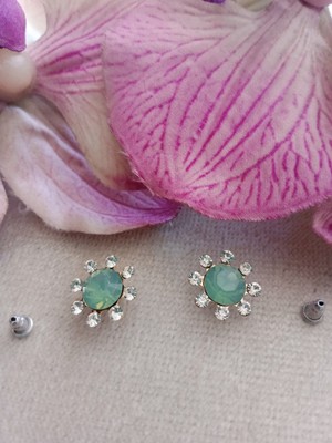 Normadia Parlak Sedefli Açık Yeşil Taşlı Altın Tonlu Zarif Küpe