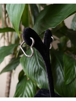 Normadia Asimetrik Kalp Tasarımlı Parlak Çelik Küpe, Şık ve Modern Takı