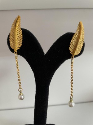 Normadia Şık Kadın Çelik Yaprak ve Inci Detaylı Sallantılı Küpe - Gold