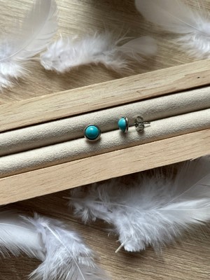 Normadia El Yapımı Turkuaz Taşlı Çelik Çivi Küpe, Şık ve Zarif Tasarım