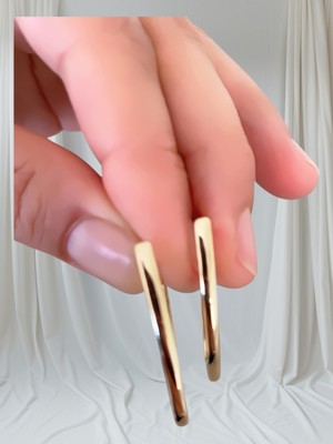 Normadia Şık Çelik V Model Halka Küpe, Parlak ve Dayanıklı Tasarım