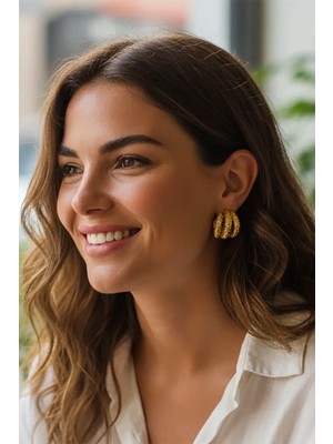 Normadia Altın Renkli 3 Sıralı Vintage Çelik Küpe, Şık ve Zarif Takı