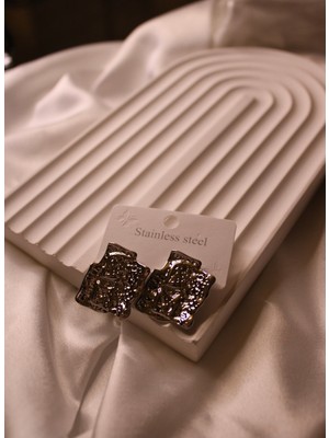 Normadia Parlak ve Şık Çelik Küpe, Günlük ve Özel Kullanıma Uygun Tasarım