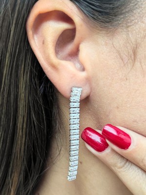 Normadia Şık Çelik Küpe, Zirkon Taş Detaylı, Modern ve Zarif Tasarım