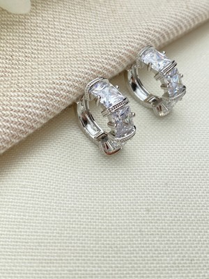 Normadia Şık Kare Taşlı Çelik Küpe, Zarif ve Parlak Takı Seçeneği