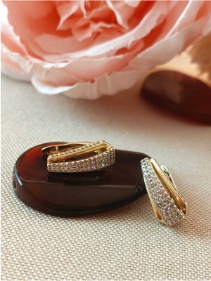 Normadia Parlak Zirkon Taşlı Çelik Küpe, Şık ve Modern Takı Aksesuarı