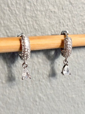 Normadia Parlak Zirkon Taşlı Sallantılı Çelik Küpe, Şık ve Zarif Takı