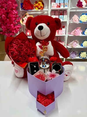 Ayı Evreni Büyük Peluş Ayılı Çiçek Buketli Romantik Hediye Kutusu Kırmızı | Lila Kutu | Kar Küresi, Çelik Takı Seti, Peluş Ayıcık | Sevgiliye, Anneye, Doğum Günü, 14 Şubat, Yıldönümü