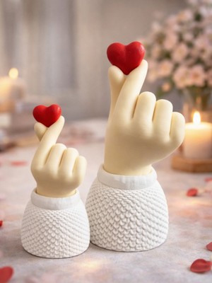 Korean Heart 2’li Biblo Seti – Kalp Tutan El Dekoratif Hediyelik | 9 cm & 14 cm | Pla Bioplastik