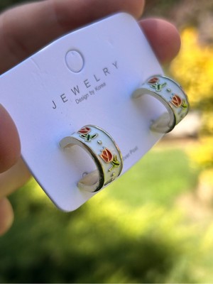 Normadia Beyaz Zemin Lale Desenli Çelik Retro Kadın Küpe