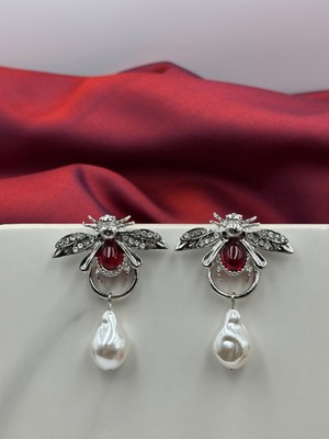 Normadia Kırmızı Taşlı Gümüş Arı Figürlü Zarif Küpe, Şıklığa Özel Tasarım