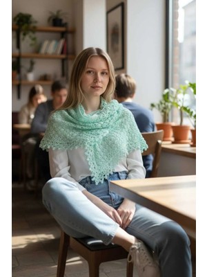 Tokuşka Örgü Desenli Üçgen Kırçıllı Püsküllü Omuz Şalı