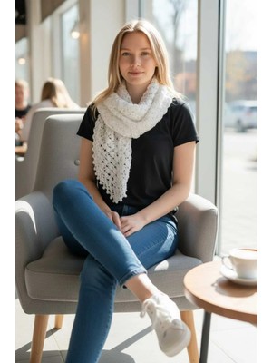 Tokuşka Örgü Desenli Üçgen Kırçıllı Püsküllü Omuz Şalı