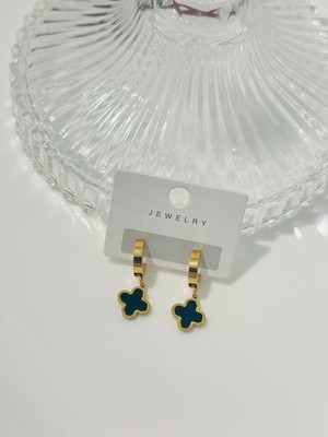 Normadia Şık Siyah Yonca Detaylı Salantılı Çelik Küpe, Modern ve Zarif Tasarım