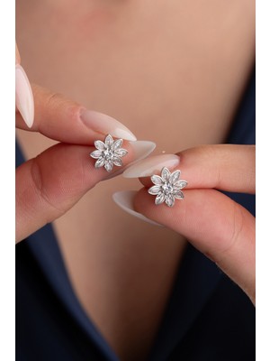 Normadia 925 Ayar Gümüş Beyaz Taşlı Lotus Küpe, Şık ve Zarif Tasarım