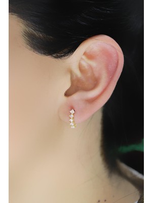 Normadia Şık Gümüş ve Yaldızlı Zirkon Taşlı Beştaş J Küpe – Zarif ve Modern Tasarım