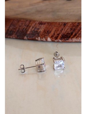 Normadia Parlak Kare Taşlı Gümüş Kadın Küpe, Zarif ve Şık Takı Tasarımı