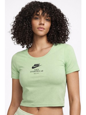 Nike Sportswear Essential Slim-Fit Cropped Kesim Dar Kadın Crop Tişört Yeşil