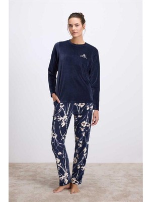 Red Womans Uzun Kollu Kadife T-Shirt ve Çiçek Desenli Pantolon Pijama Takımı