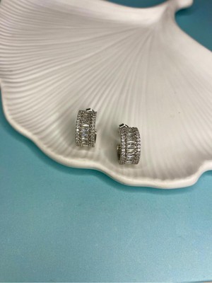 Normadia Parlak Gümüş Küpe, Baget Taşlı ve Çivili Tasarım, Şık Takı Aksesuarı