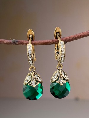 Normadia Zümrüt Yeşili Zirkon Taşlı Kedi Gözü Küpe, Şık ve Parlak Tasarım