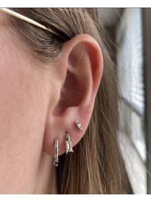 Normadia Parlak 925 Ayar Gümüş Modern Zarif Taşlı Tektaş Küpe