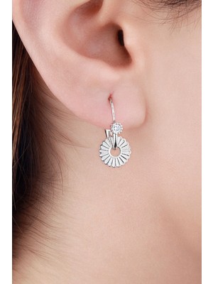 Normadia Şık Beyaz Gümüş Küpe, Zarif ve Modern Takı Tasarımı