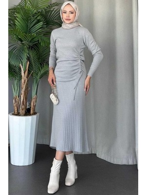 Tesettür Diyarı Yanı Büzgülü Triko Tesettür Elbise- Açık Gri
