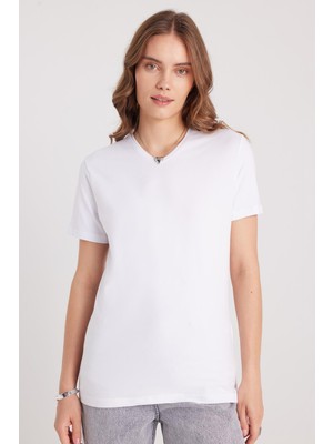 Tudors Kadın Slim Fit Dar Kesim Pamuklu Yumuşak Dokulu Likralı Esnek Kumaş Düz Basic Beyaz V Yaka Tişört