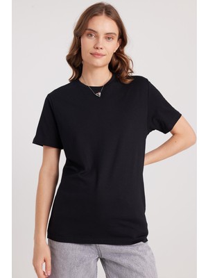 Tudors Kadın Slim Fit Dar Kesim Pamuklu Yumuşak Doku Likralı Esnek Kumaş Basic Siyah Bisiklet Yaka Tişört