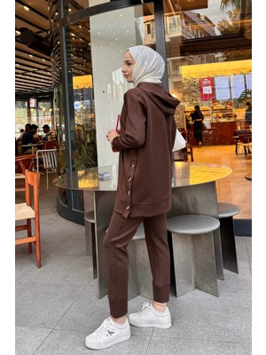 Tesettür Diyarı Kadın Kapüşonlu Düğme Detaylı Scuba Pantolonlu Takım - Kahverengi
