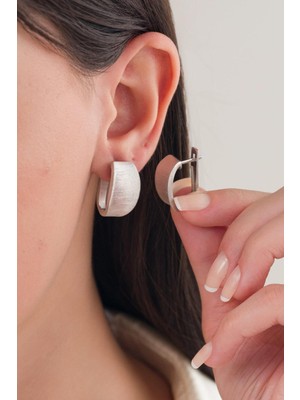 Normadia Modern Oval Mat Gümüş Küpe, Şık ve Zarif Tasarım