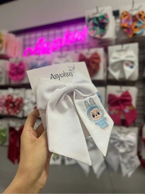 Asyakuş Mavi Renk Labubu Desenli Beyaz Fiyonk Otomatik Saç Tokası