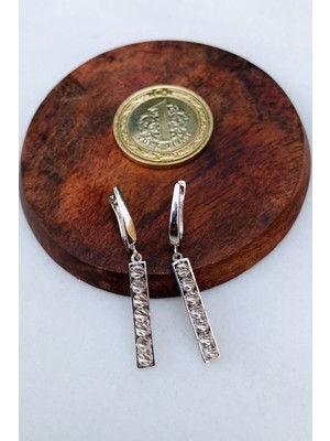 Normadia Şık Gümüş Renkli Dorika Tasarımlı Tek Küpe, Zarif ve Modern Görünüm