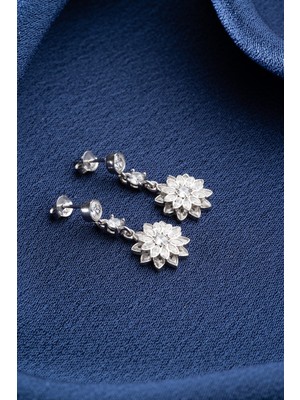 Normadia 925 Ayar Gümüş Tektaş Beyaz Lotus Küpe, Şıklık ve Zarafet Sunar