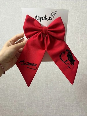 Asyakuş 23 Nisan Atatürk Silüeti ve Imza Nakışlı Kırmızı Fiyonk Otomatik Toka