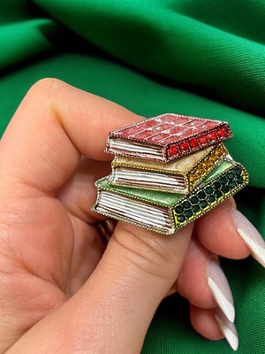 Josellini Renkli Taşlı Kitap Figürlü Kadın Broşu Zirkon Detaylı Öğretmen Hediye Yaka Iğnesi