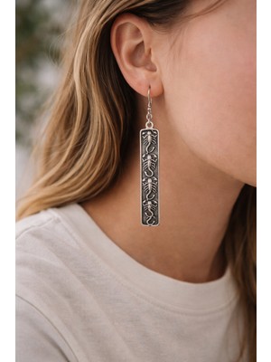 Herşey Nota Uzun Dikdörtgen Form Kabartmalı Akrep Figürlü Metal Sallantılı Küpe