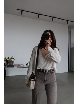 Özge Özgenç Yakası Dantelli Triko Kazak